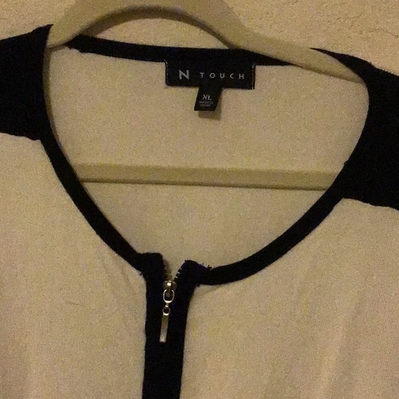 BLACK & CREAM COLOR BLOCK LIGHTWEIGHT SWEATER TOP,, SZ XL, RIMS A LITTLE SMALL - Picture 2 of 4